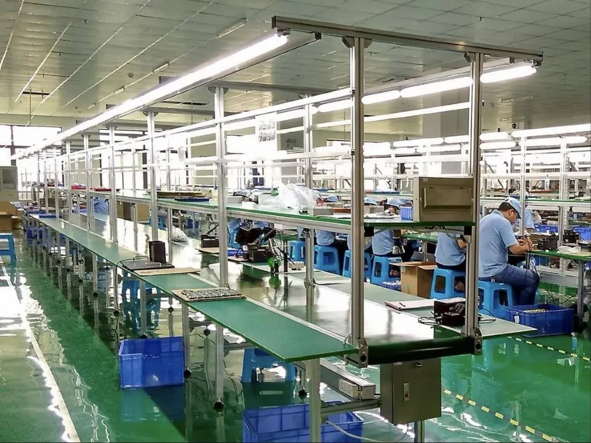 Linea di assemblaggio con tecnici alle postazioni