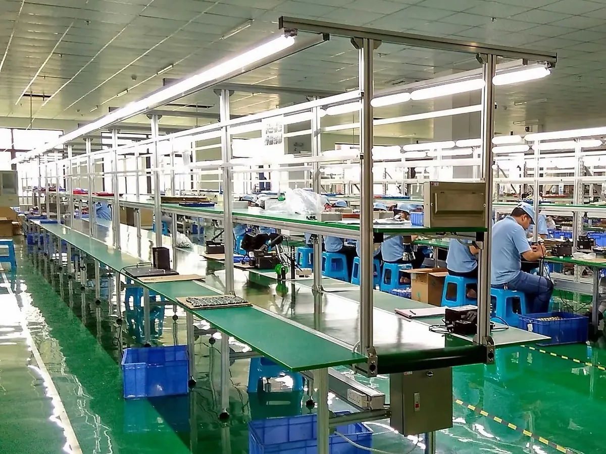 Montagem do WashDry Cabinet na fábrica da Foshan Honghu Technology, Shunde
